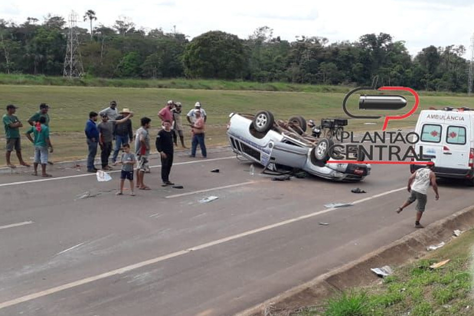 Motorista é socorrido por populares após capotar carro funerário na BR 429