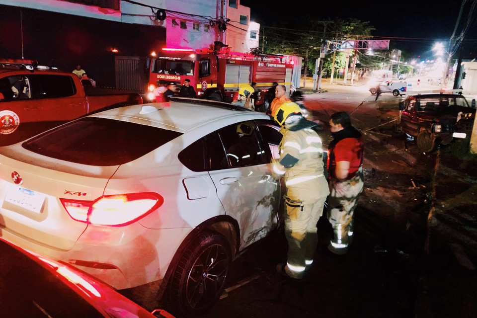 Motorista de BMW morre após colidir na carroceria de caminhonete