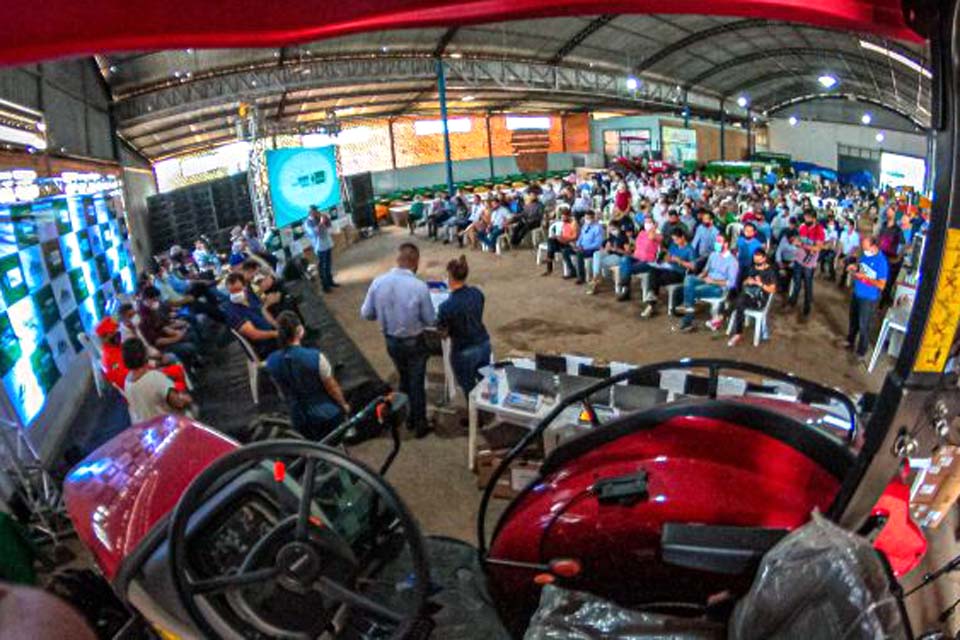 Agricultura familiar e produção de leite são fortalecidas com entrega de equipamentos durante solenidade 