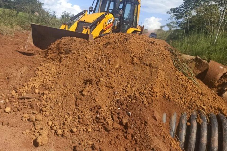 Secretaria Municipal de Obras instala tubos PEAD na linha 204 lado norte