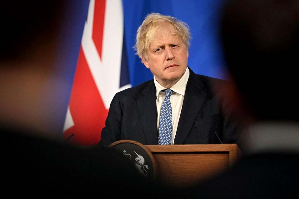 Boris Johnson enfrenta voto de desconfiança no Parlamento e pode deixar o cargo