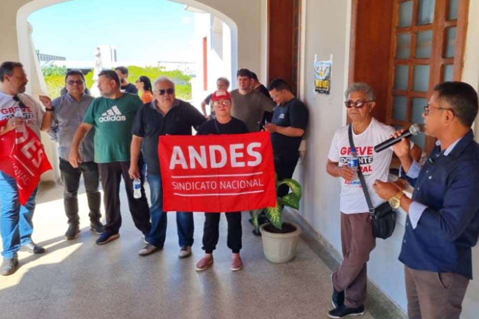 SINDSEF-RO presente no Dia Nacional de Luta pela Educação Federal na escadaria da Unir Centro