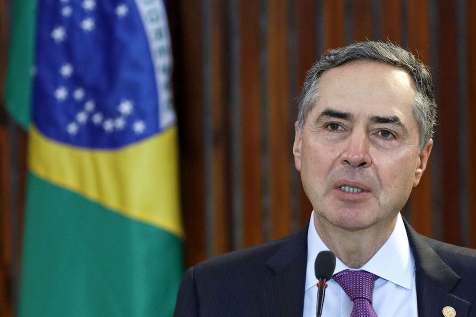 Pior que ataque a STF é falta de projeto educacional, diz Barroso