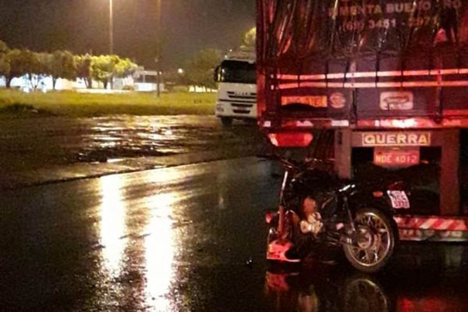 Motociclista morre após bater em traseira de carreta estacionada