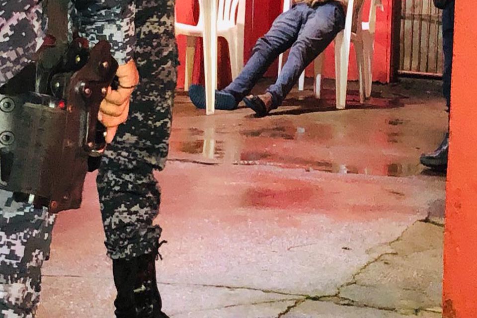 Homem é executado a tiros dentro de bar na zona leste