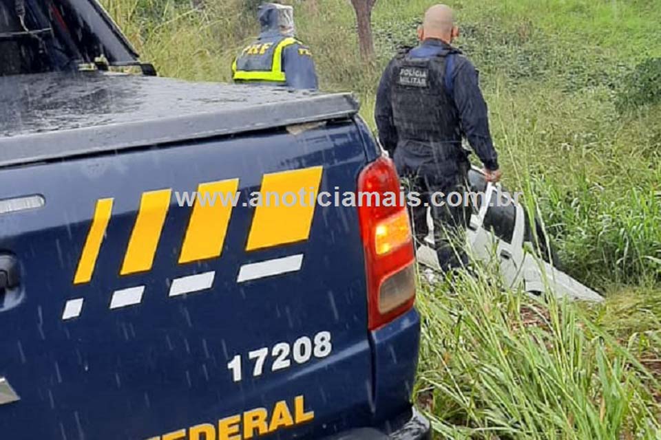 Motorista roda na pista molhada e cai em ribanceira na BR-364