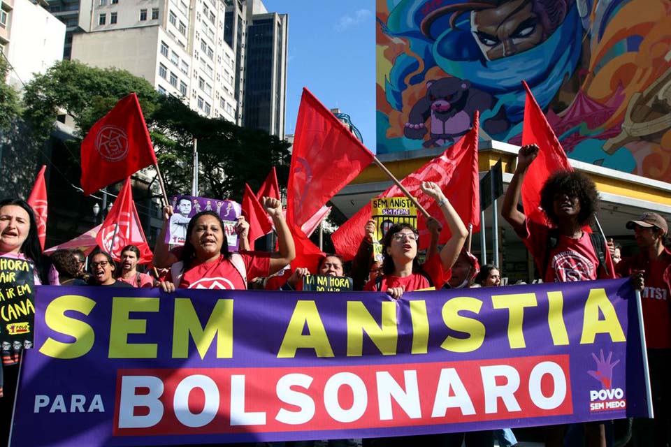 Movimentos sociais fazem atos para lembrar julgamento de Bolsonaro