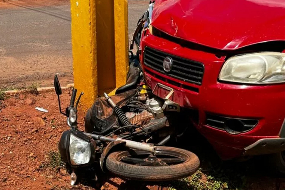 Moto fica destruida após ser prensada por carro e poste na marginal da BR-364