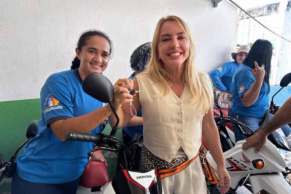 Ieda Chaves faz entrega de emendas parlamentares durante agenda em Vale do Anari