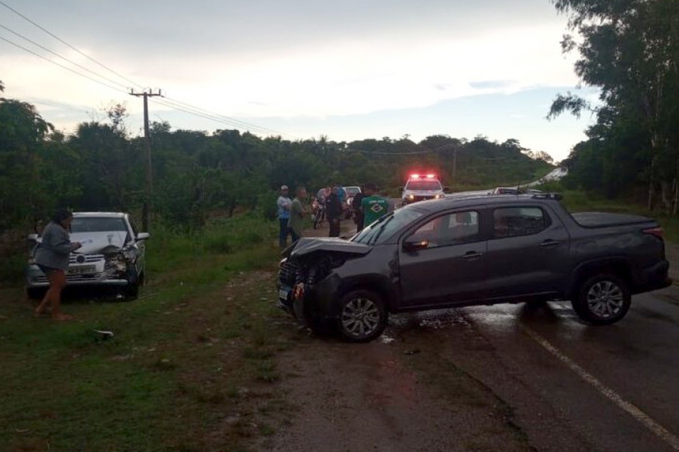 Colisão frontal entre dois carros deixa feridos na RO 383