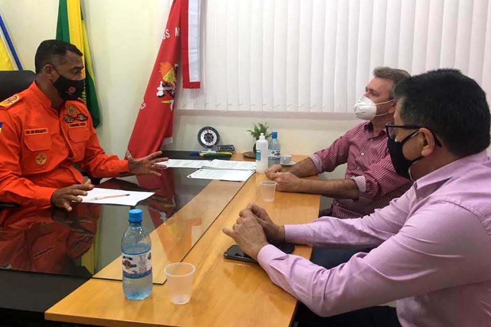 Em reunião no Comando Geral do Corpo de Bombeiros, Luizinho Goebel discute implantação do quartel em Colorado do Oeste