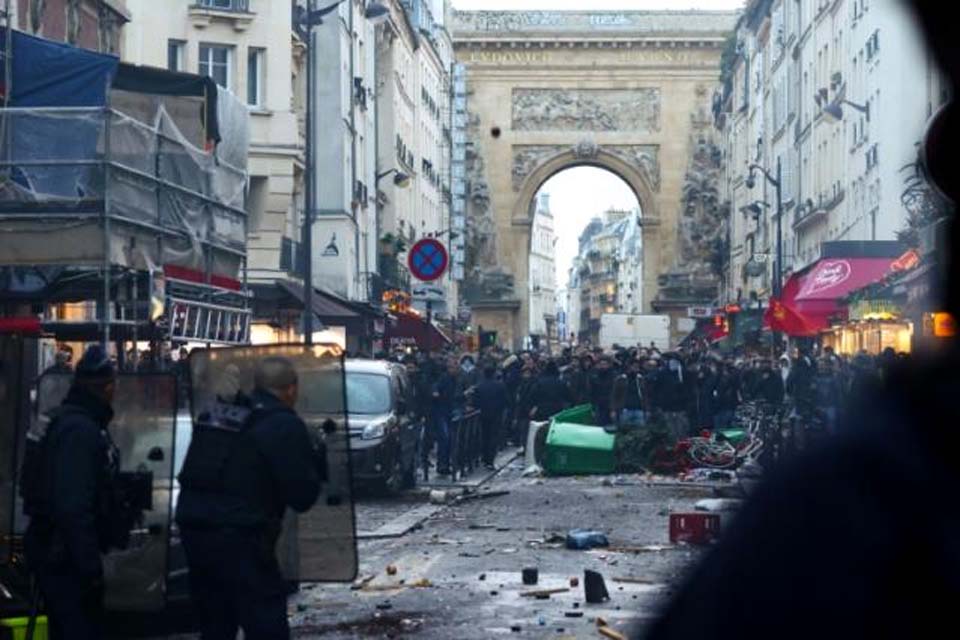 Manifestantes curdos entram em confronto com a polícia após tiroteio em Paris