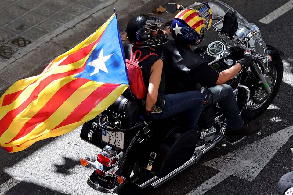 Manifestantes ateiam fogo em linhas de trem da Catalunha