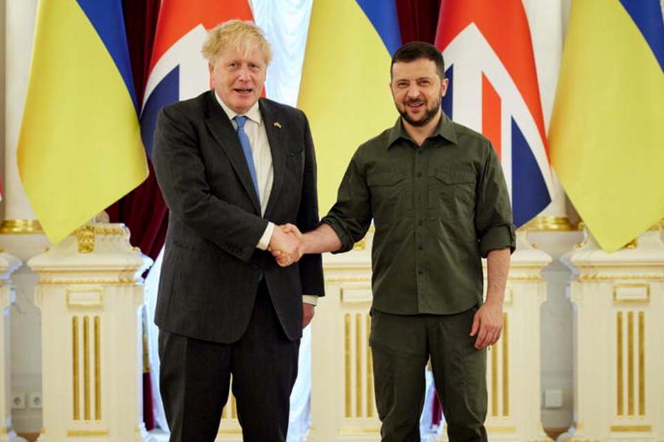 Johnson faz 2ª visita a Kiev e promete treinamento a militares