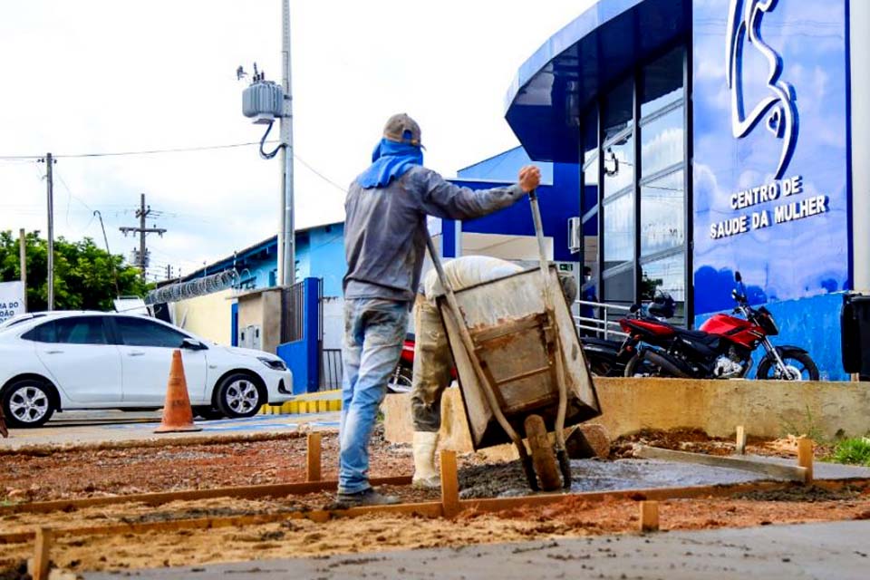 Prefeitura investe na construção de estacionamentos no Centro de Saúde da Mulher