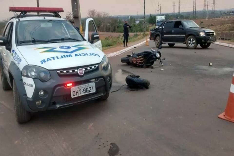 Roda de moto é arrancada em forte colisão contra caminhonete 