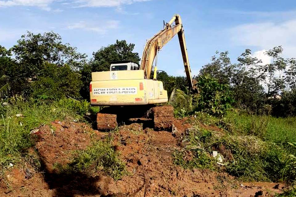 Prefeitura de Porto Velho atua na limpeza de ruas, drenagem e tapa-buracos