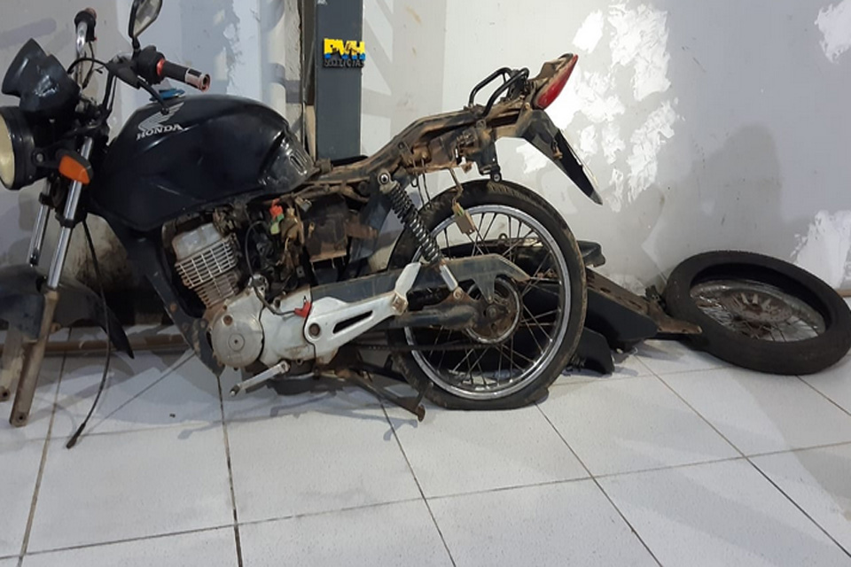 Jovem é preso em desmanche de motos furtadas no Teixeirão