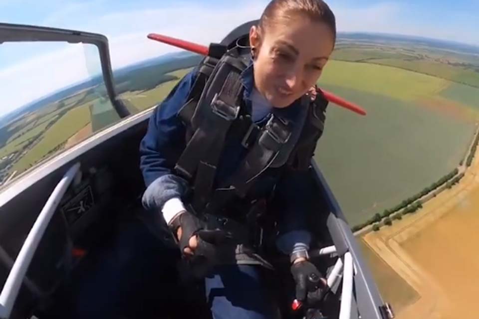 Cobertura de avião de acrobacia se abre em pleno voo, e piloto faz pouso de emergência