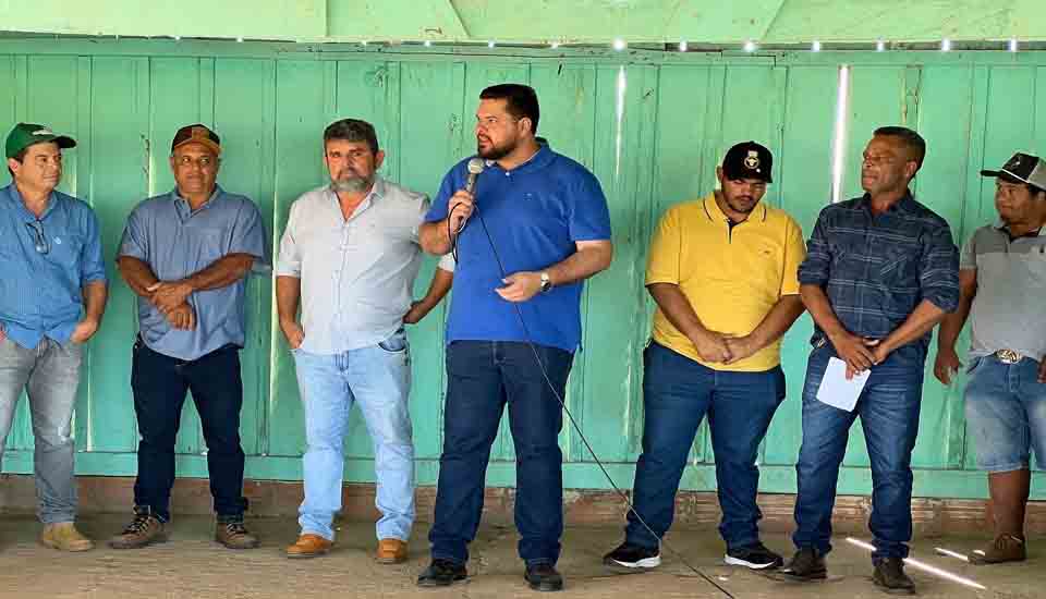 Deputado Jean Oliveira entrega trator e implementos agrícolas à comunidade da Macaca