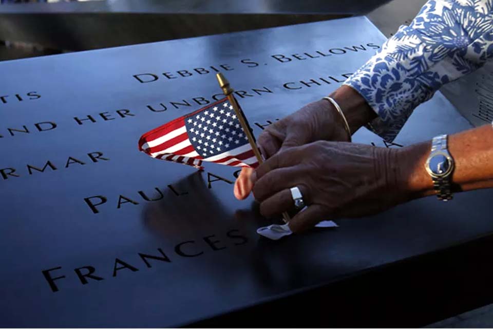 Restos mortais de bombeiro que faleceu no 11 de setembro são enterrados