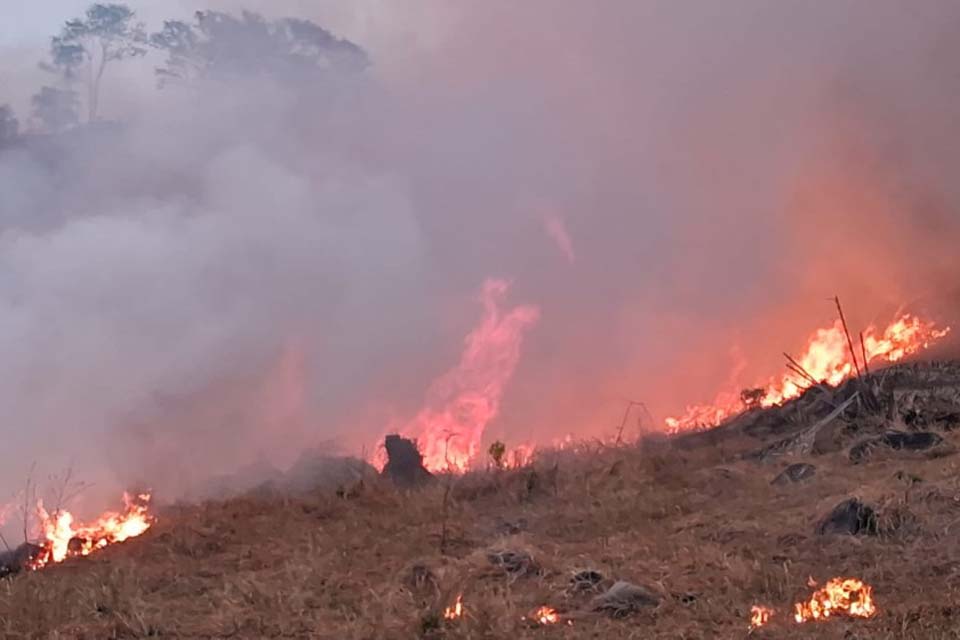 População pede socorro do Bombeiros para combater incêndio de grandes proporções em Colina Verde