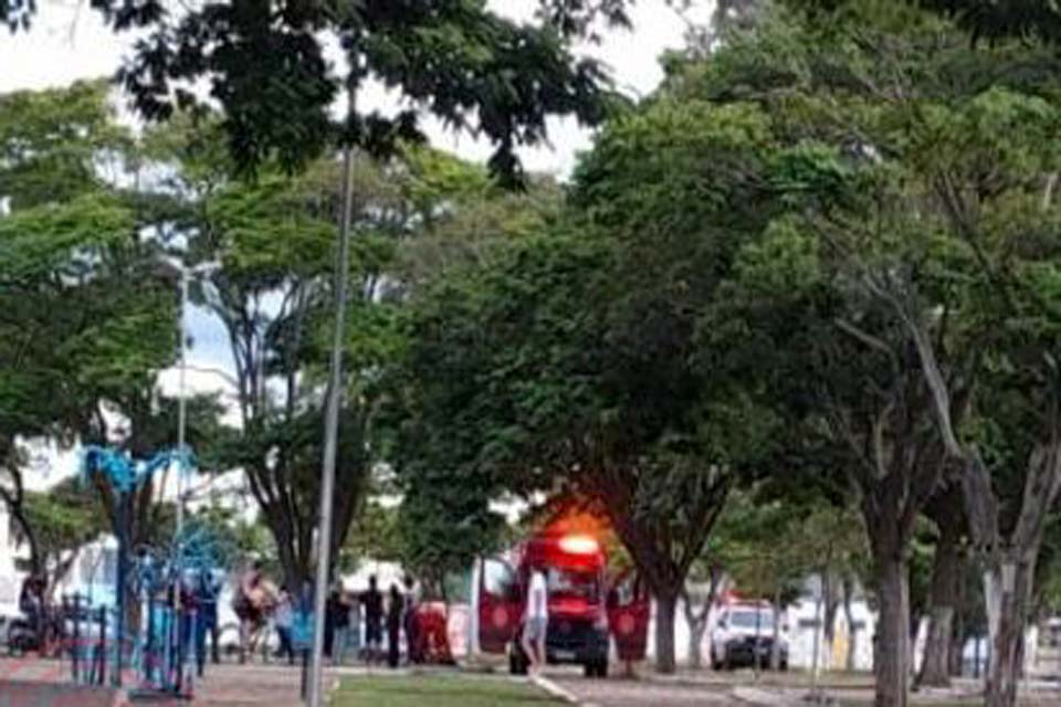 Homem é socorrido após levar paulada na cabeça durante briga em praça