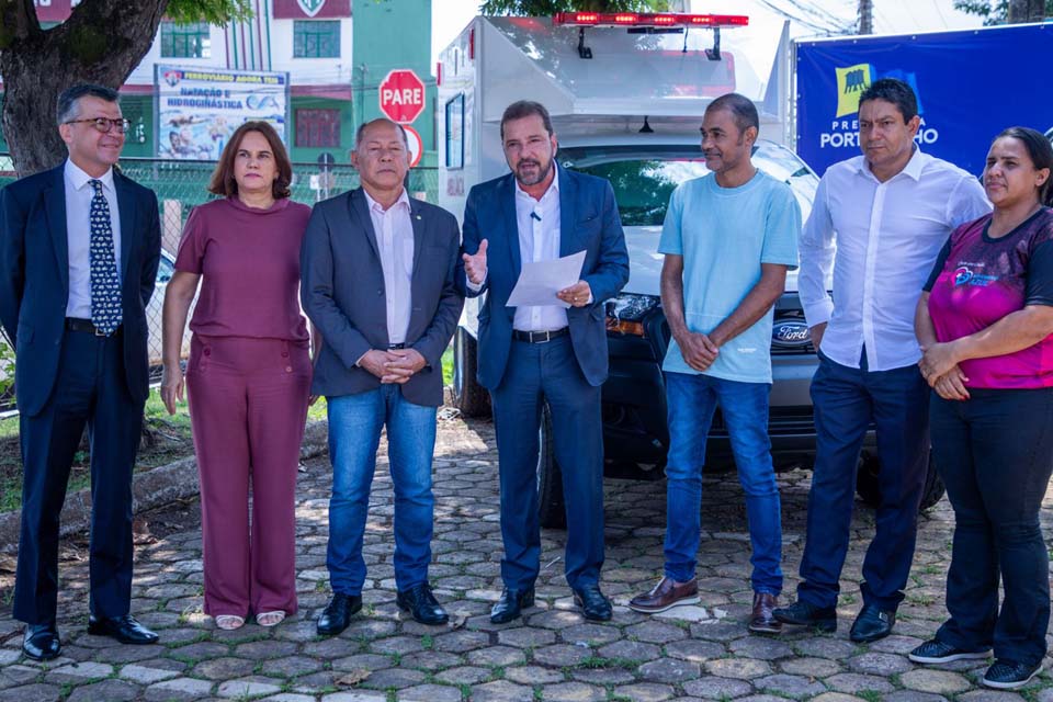 Prefeitura de Porto Velho entrega ambulância e duas caminhonetes para reforçar a saúde na zona rural