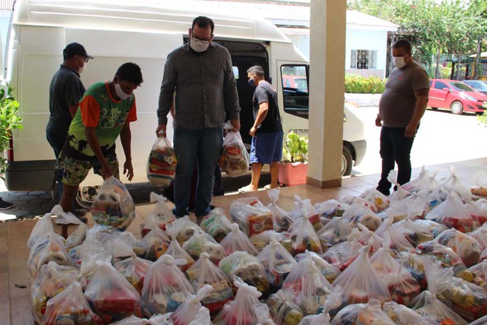 Detran Rondônia entrega cestas básicas em comemoração aos 35 anos da Autarquia; produtos foram arrecadados pelos servidores