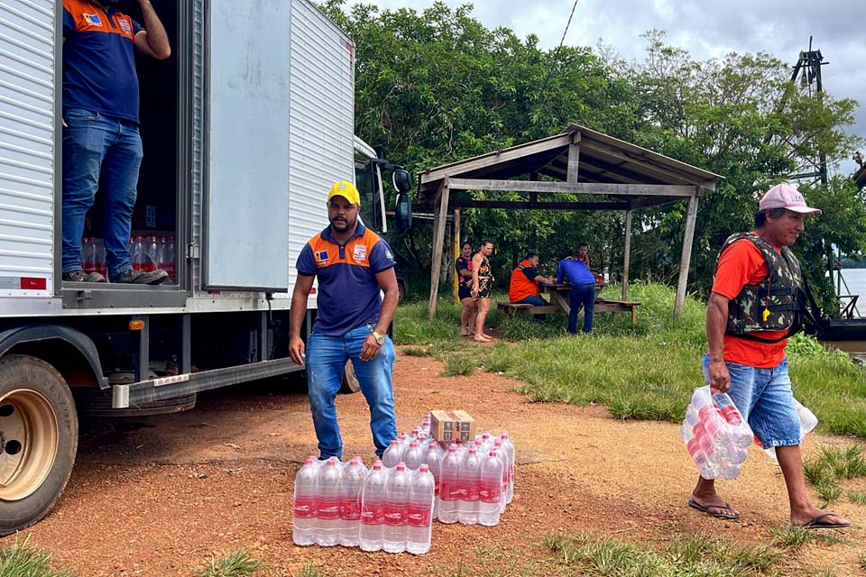 Comunidades ribeirinhas de Porto Velho recebem água potável e hipoclorito de sódio