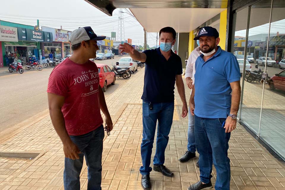 Deputado Laerte Gomes visita obras na Avenida Cabo Barbosa em Urupá; prefeito Célio Lang agradeceu o parlamentar 