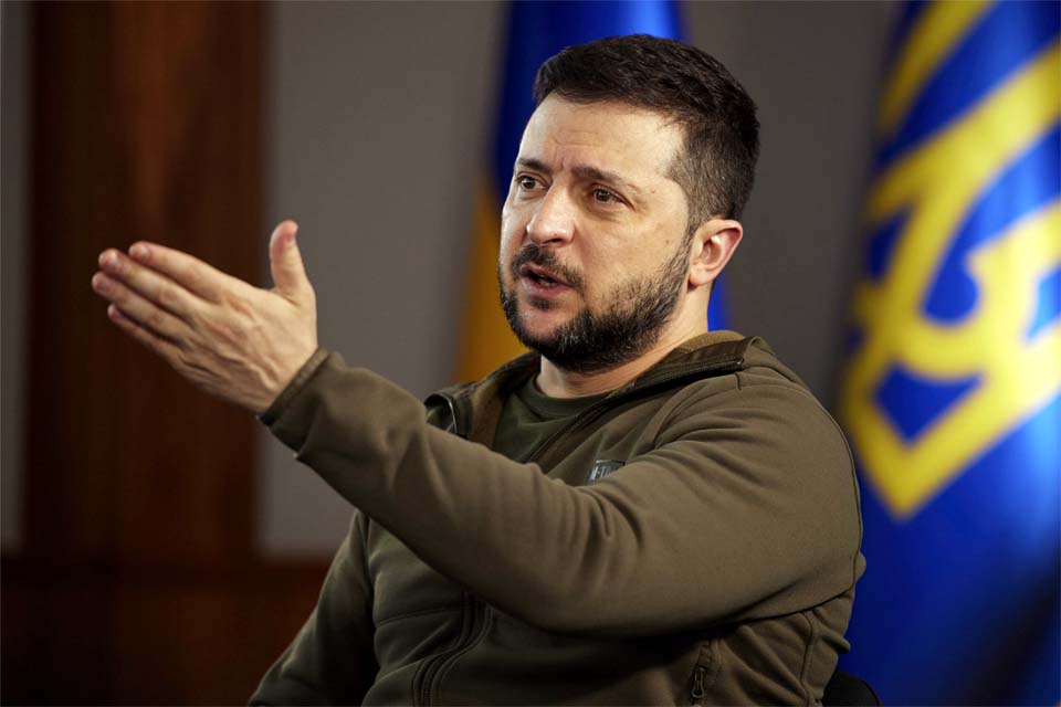 Volodymyr Zelensky diz que 'responsabilizará os ocupantes' após 25 mortes nos feriados da independência