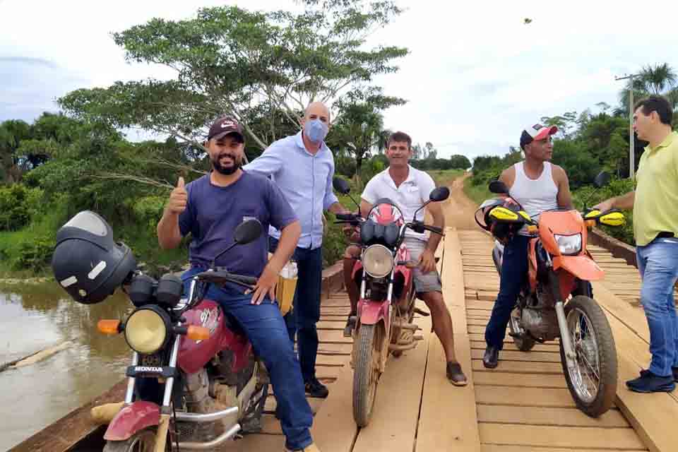 Ismael Crispin verifica precariedade de ponte em São Miguel do Guaporé