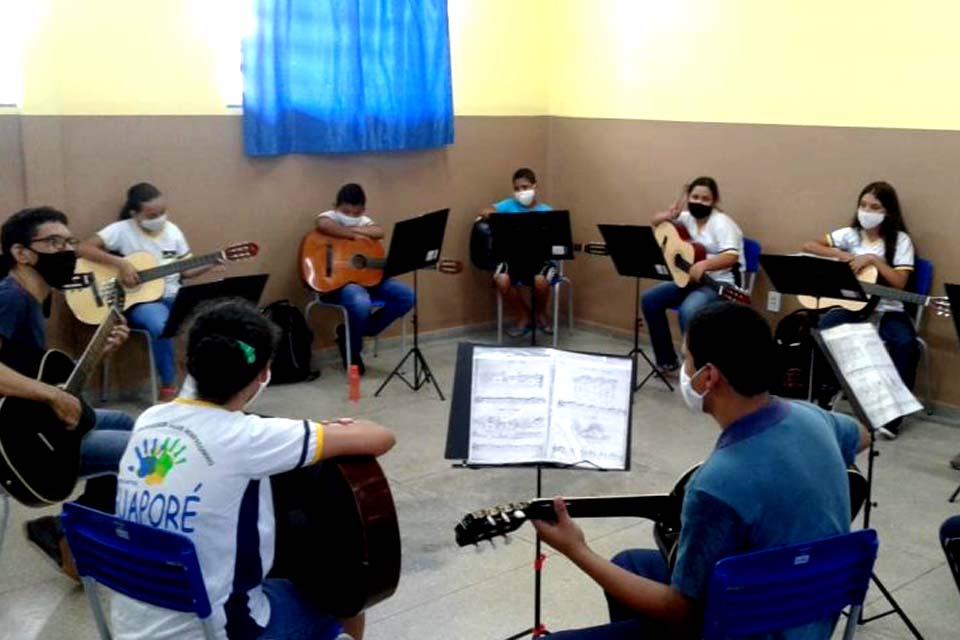 Projetos de música e pintura atendem mais de 50 alunos da Escola Valdir Monfredinho