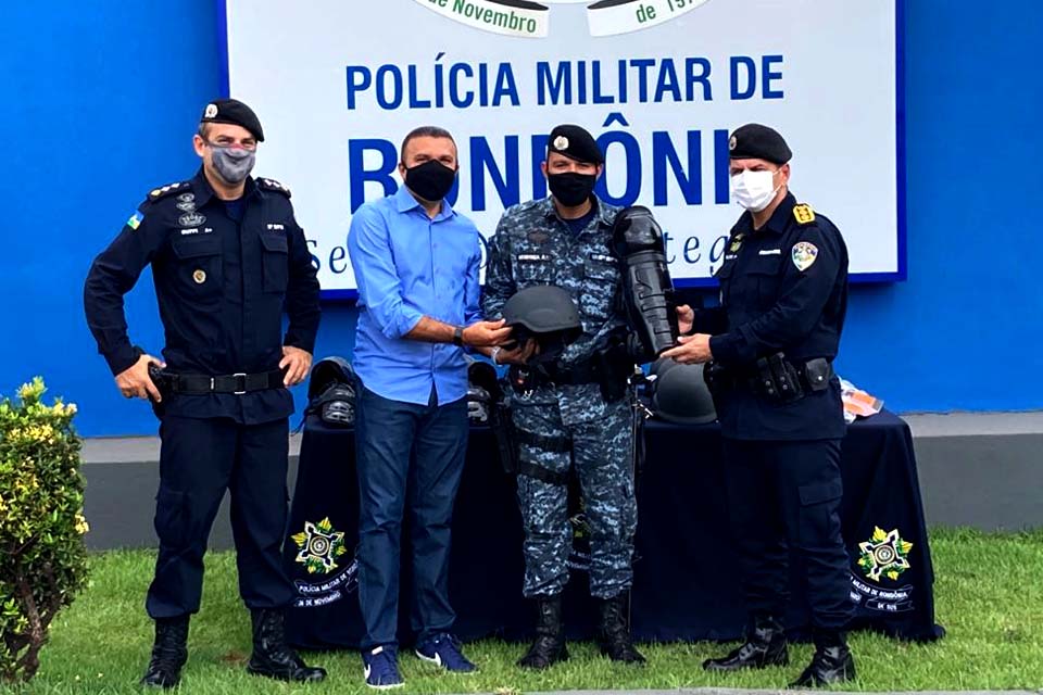Deputado entrega equipamentos de segurança para Força Tática da Polícia Militar