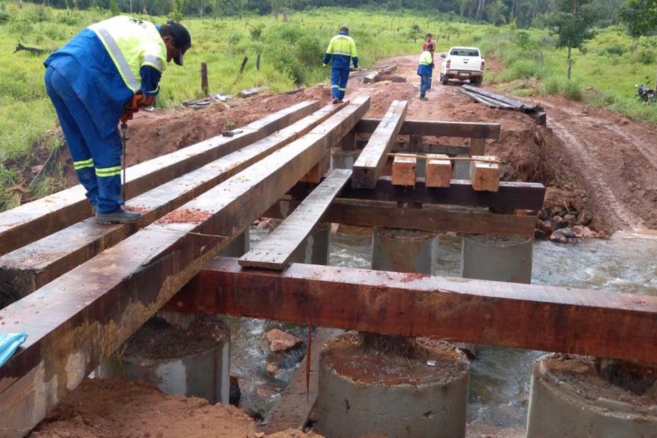 Secretaria Municipal de Infraestrutura e Serviços Públicos reconstrói ponte na Linha 632