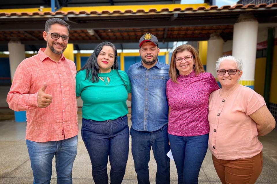 Deputado Anderson e vereador Edevaldo Neves realizam entrega de câmeras de segurança, centrais de ar, computadores e notebooks em escola 