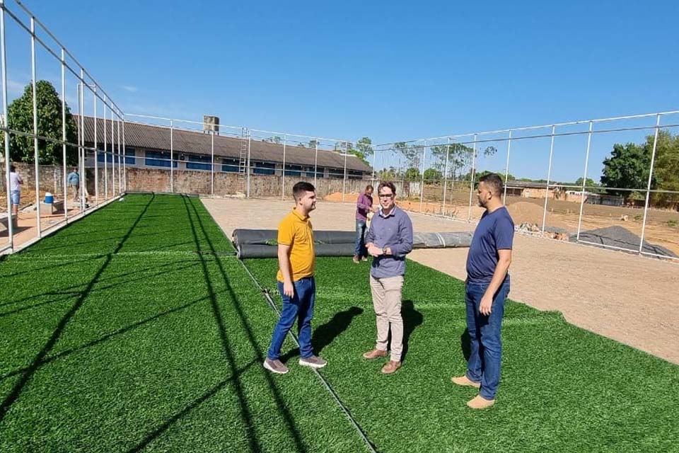 Quadra de futebol sintético no distrito de Bom Jesus chega a fase de acabamento; prefeito vistoria a obra