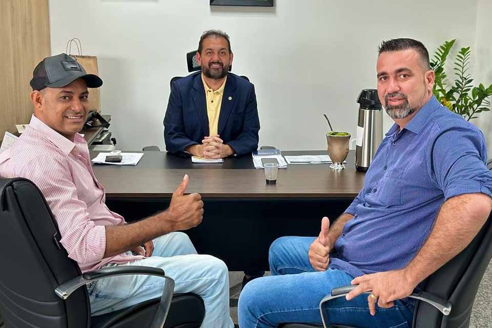  Deputado Laerte Gomes recebe no seu gabinete os prefeitos de Costa Marques e Theobroma 