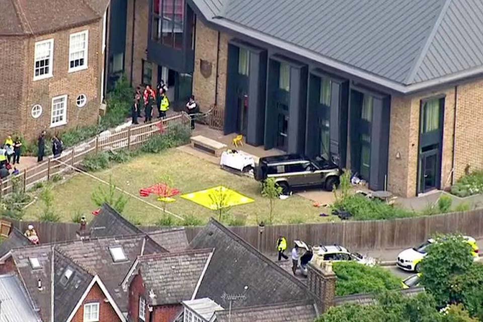 Carro bate em escola de Wimbledon, na Inglaterra, e deixa 9 feridos