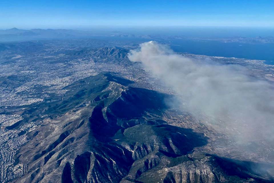 Incêndio florestal avança perto de Atenas e ameaça residências