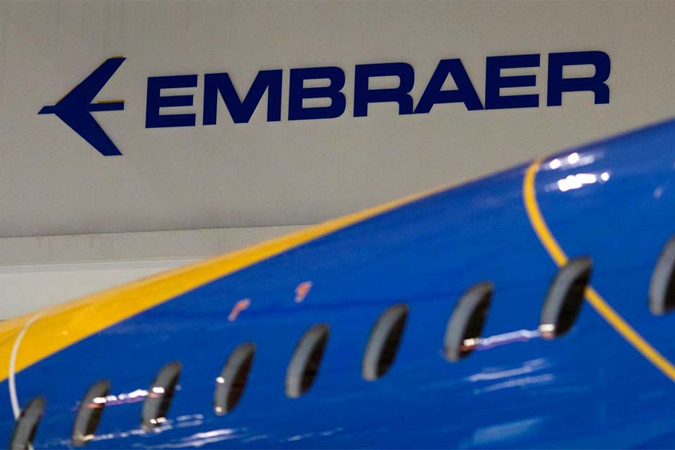 Venda de aviões impulsiona ações da Embraer na Bolsa de Valores