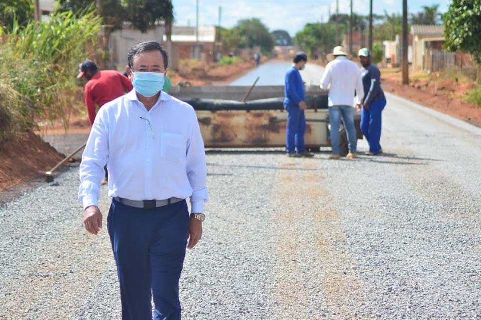 Seguindo cronograma de obras, Prefeito acompanha pavimentação da rua 743 no Cristo Rei