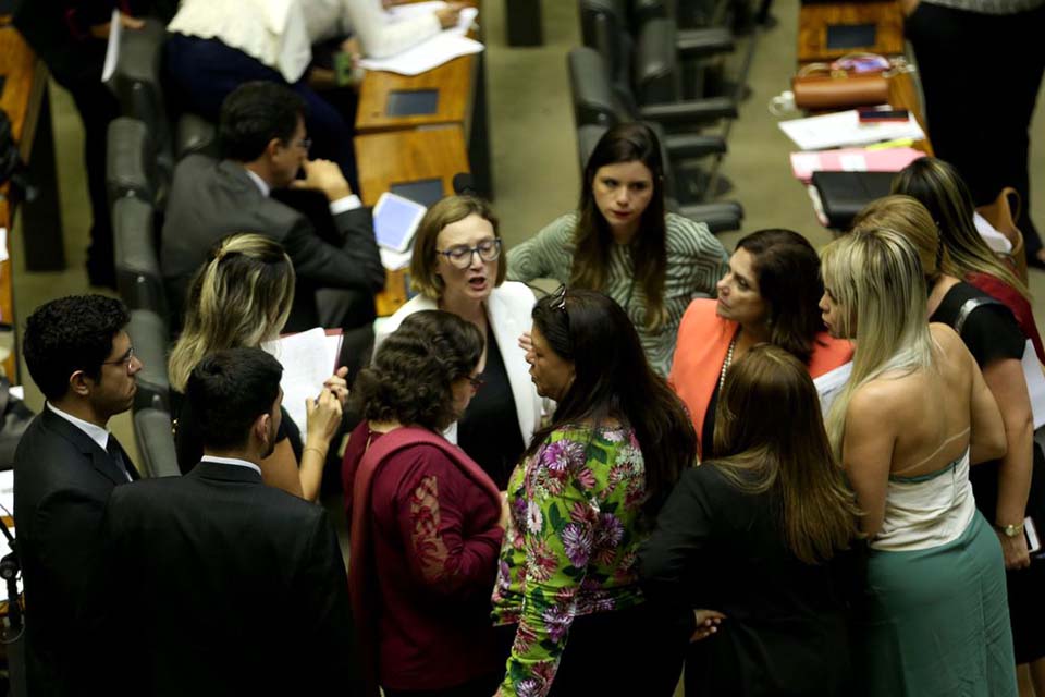 Comissão rejeita punição a partidos que não cumprirem cota feminina