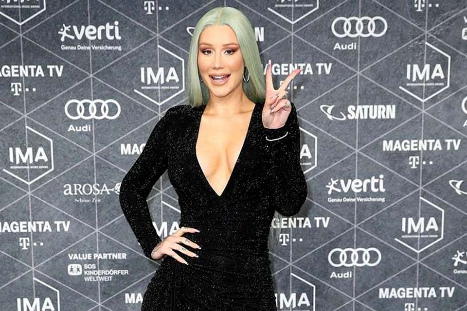 Iggy Azalea mostra as mensagens explícitas que recebeu de outras celebridades