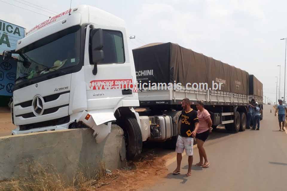 Carreta colide violentamente em mureta do trevo da BR-364