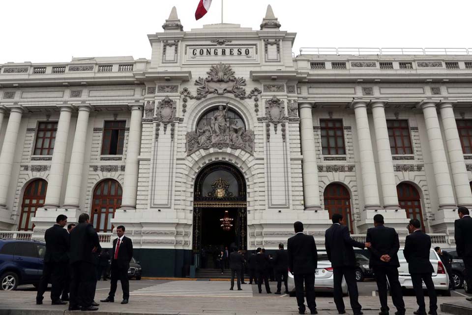 Peru busca terceiro presidente em uma semana para tentar sair de crise