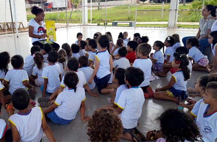 Alunos da Escola João Batista Dias comemoram dia Internacional do Livro na Praça Céu das Artes