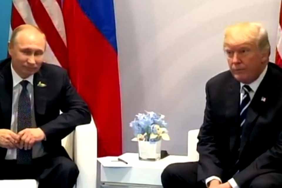 Trump revela conversa com Zelensky após acerto com Putin