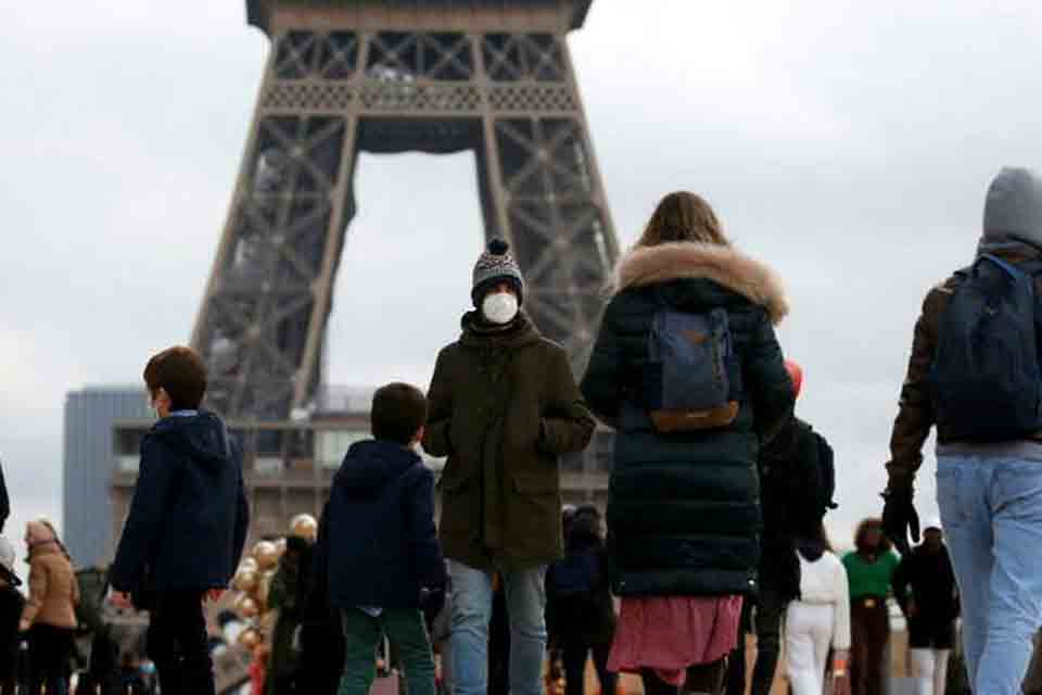 Máscara pode deixar de ser obrigatória em lugares fechados na França para não vacinados